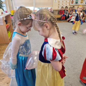 Dzieci w czasie tańca z balonem