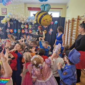 Dzieci chwytają bańki mydlane