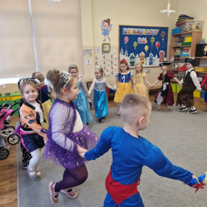 Dzieci bawią się  przy rytmach  dziecięcych piosenek         