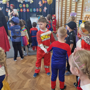 Dzieci w czasie zabawy karnawałowej z animatorką  w roli Piratki