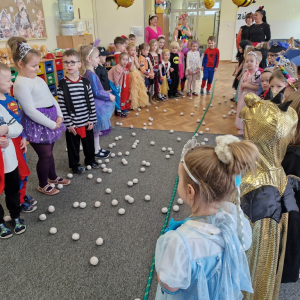 Dzieci przed "bitwą" na "nieprawdziwe" perły