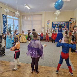 Dzieci w czasie pląsów przy muzyce
