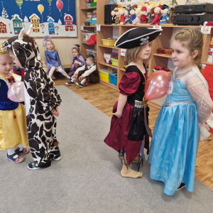 Dzieci w czasie tańca z balonem