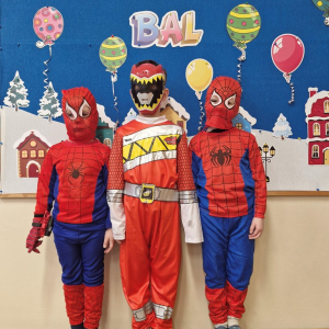 Chłopcy w przebraniach karnawałowych