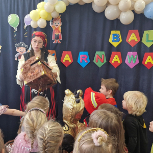 Pani Piratka objaśnia dzieciom zabawę