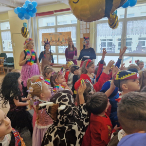 Dzieci chwytają bańki mydlane