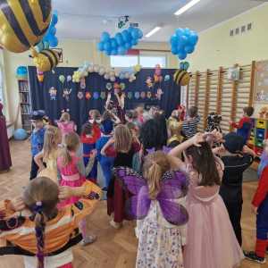 Dzieci w czasie pląsów przy muzyce