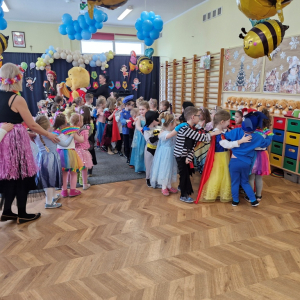 Zabawa w "pociąg" z Kubusiem Puchatkiem