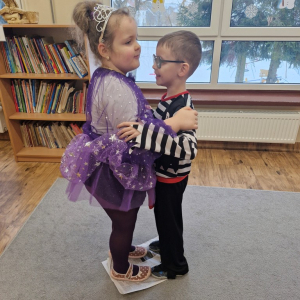 Dzieci w czasie tańca na gazecie