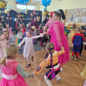 Dzieci i Pani Wioleta tańczą w kole