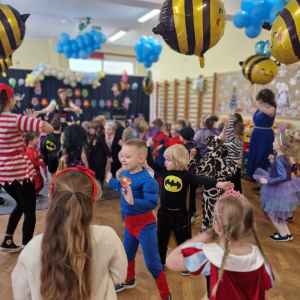 Dzieci w czasie pląsów przy muzyce