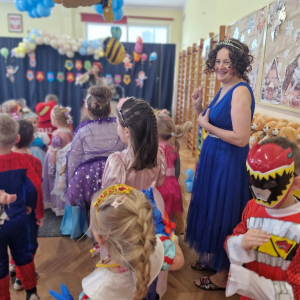 Dzieci i Pani Marysia w czasie zabawy z animatorką - Piratką