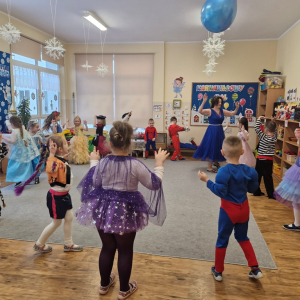 Dzieci w czasie pląsów przy muzyce