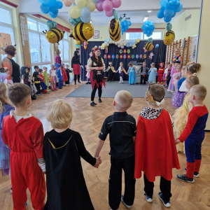 Dzieci w kole czekają na specjalnego gościa