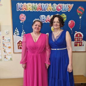 Panie w strojach karnawałowych