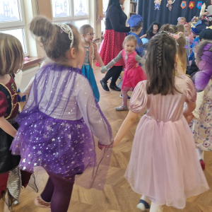 Dzieci w czasie zabawy karnawałowej z animatorką  w roli Piratki