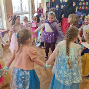 Dzieci w czasie zabawy karnawałowej z animatorką  w roli Piratki