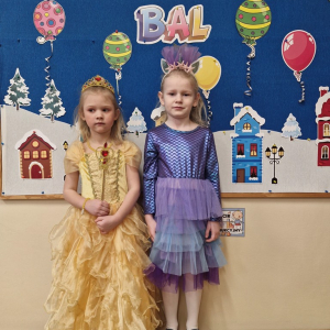 Dziewczynki w przebraniach karnawałowych