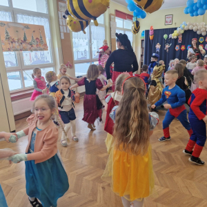 Dzieci w czasie zabawy karnawałowej