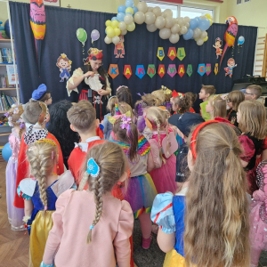 Pani Piratka pokazuje mapę prowadzącą do skarbu