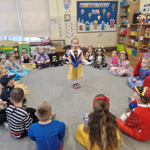 Dziewczyna przebrana za Królewnę Śnieżkę  prezentuje swoje przebranie