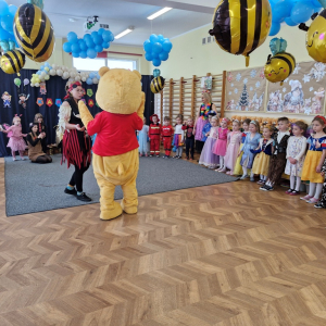 Pani Piratka wita  Kubusia Puchatka w imieniu dzieic