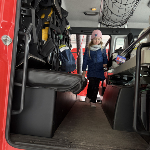 Pokaz sprzętu ratowniczego – druhowie Marek i Mateusz prezentują specjalistyczny sprzęt i pokazują, jak działa system alarmowy dla strażaków.