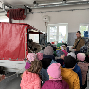 Oglądanie pomieszczeń OSP – przedszkolaki zwiedzają miejsce spotkań i szkoleń strażaków ochotników.