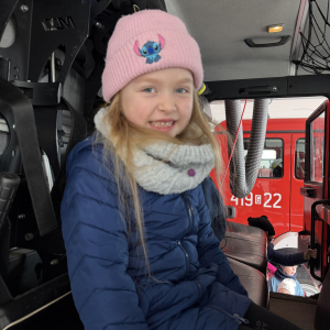 Dzieci w strażackim wozie – przedszkolaki z grupy Muchomorki podczas zwiedzania wozu strażackiego, poznają jego wyposażenie i funkcje.