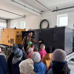 Oglądanie pomieszczeń OSP – przedszkolaki zwiedzają miejsce spotkań i szkoleń strażaków ochotników.
