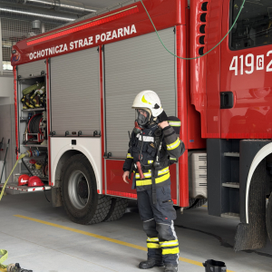 Panowie druhowie w akcji – pokaz demonstrujący zakładanie ubioru i przygotowanie sprzętu do akcji ratowniczej.