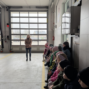 Ciekawostki o pracy strażaka – dzieci słuchają o tym, że tlen w butli starcza na godzinę, a strażak posiada czujkę bezpieczeństwa.