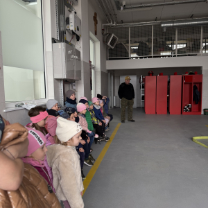 Panowie druhowie w akcji – pokaz demonstrujący zakładanie ubioru i przygotowanie sprzętu do akcji ratowniczej.