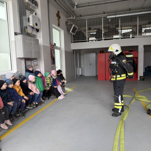 Panowie druhowie w akcji – pokaz demonstrujący zakładanie ubioru i przygotowanie sprzętu do akcji ratowniczej.