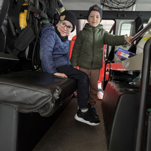 Dzieci w strażackim wozie – przedszkolaki z grupy Muchomorki podczas zwiedzania wozu strażackiego, poznają jego wyposażenie i funkcje.