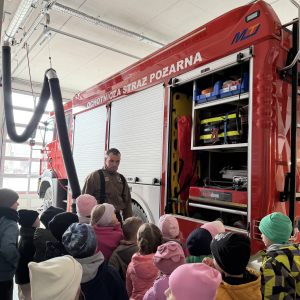 Pokaz sprzętu ratowniczego – druhowie Marek i Mateusz prezentują specjalistyczny sprzęt i pokazują, jak działa system alarmowy dla strażaków.
