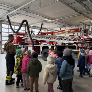Dzieci w strażackim wozie – przedszkolaki z grupy Muchomorki podczas zwiedzania wozu strażackiego, poznają jego wyposażenie i funkcje.