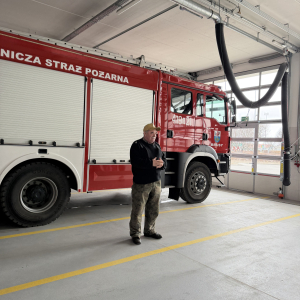 Ciekawostki o pracy strażaka – dzieci słuchają o tym, że tlen w butli starcza na godzinę, a strażak posiada czujkę bezpieczeństwa.