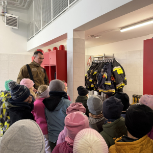 Oglądanie pomieszczeń OSP – przedszkolaki zwiedzają miejsce spotkań i szkoleń strażaków ochotników.