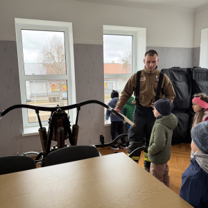Zabytkowa pompa strażacka – dzieci poznają historię straży pożarnej i jak dawniej gaszono pożary.