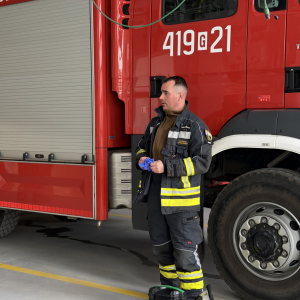 Panowie druhowie w akcji – pokaz demonstrujący zakładanie ubioru i przygotowanie sprzętu do akcji ratowniczej.