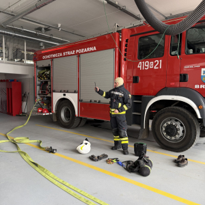 Panowie druhowie w akcji – pokaz demonstrujący zakładanie ubioru i przygotowanie sprzętu do akcji ratowniczej.