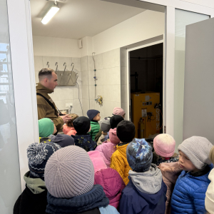 Oglądanie pomieszczeń OSP – przedszkolaki zwiedzają miejsce spotkań i szkoleń strażaków ochotników.