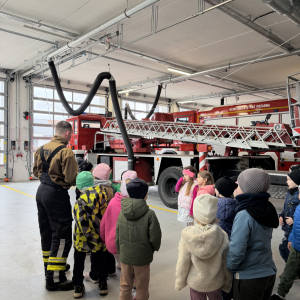 Dzieci w strażackim wozie – przedszkolaki z grupy Muchomorki podczas zwiedzania wozu strażackiego, poznają jego wyposażenie i funkcje.