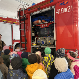 Pokaz sprzętu ratowniczego – druhowie Marek i Mateusz prezentują specjalistyczny sprzęt i pokazują, jak działa system alarmowy dla strażaków.