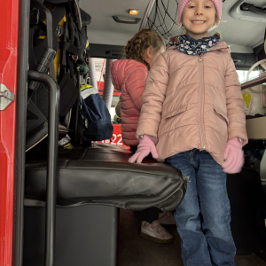 Dzieci w strażackim wozie – przedszkolaki z grupy Muchomorki podczas zwiedzania wozu strażackiego, poznają jego wyposażenie i funkcje.