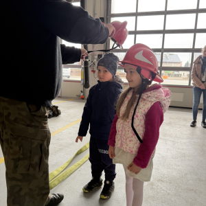 Ciekawostki o pracy strażaka – dzieci słuchają o tym, że tlen w butli starcza na godzinę, a strażak posiada czujkę bezpieczeństwa.