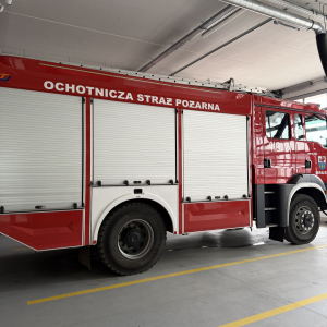 Ciekawostki o pracy strażaka – dzieci słuchają o tym, że tlen w butli starcza na godzinę, a strażak posiada czujkę bezpieczeństwa.