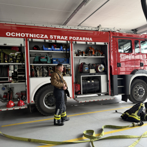 Panowie druhowie w akcji – pokaz demonstrujący zakładanie ubioru i przygotowanie sprzętu do akcji ratowniczej.