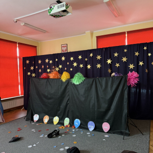 Bohaterowie na scenie – spotkania gwiazdki z przyjaciółmi, którzy pomagają jej odnaleźć nadzieję.